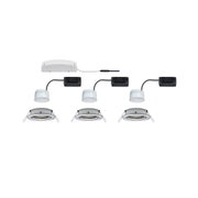 Trois spots encastrés LED blancs avec drivers noirs et boîtier de connexion blanc pour éclairage moderne