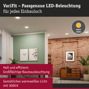 LED-Deckenbeleuchtung mit warmweißem Licht in modernem Wohnzimmer mit Backsteinwand und grüner Wand