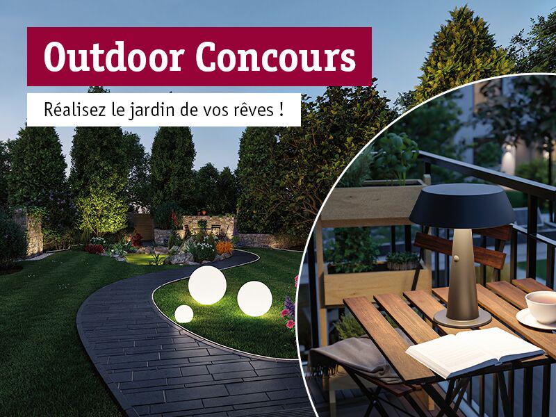 Chemin de jardin éclairé avec lampes extérieures rondes et lampe de table moderne sur balcon en bois.