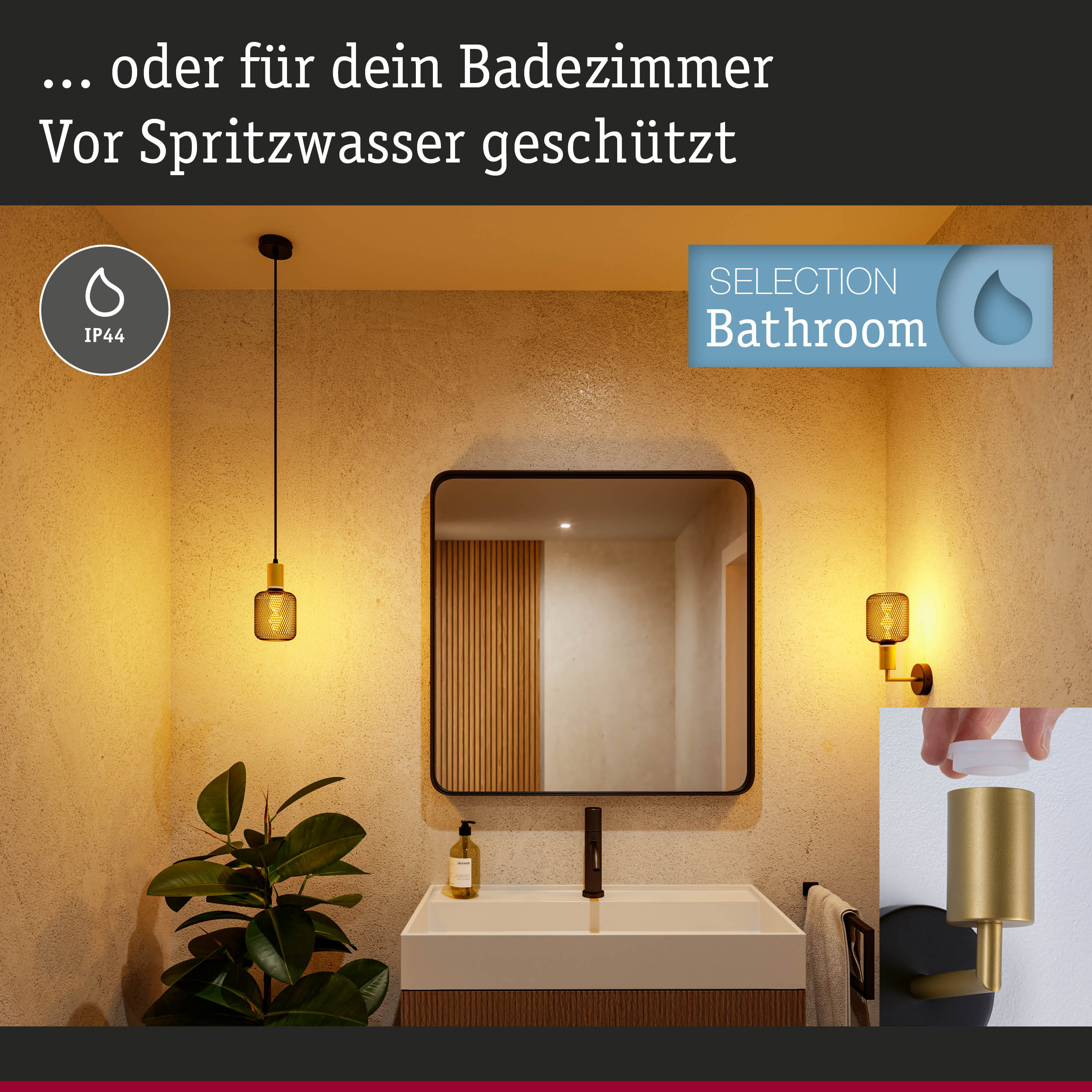 Modernes Badezimmer mit IP44 geschützter goldener Wandlampe und rechteckigem Spiegel