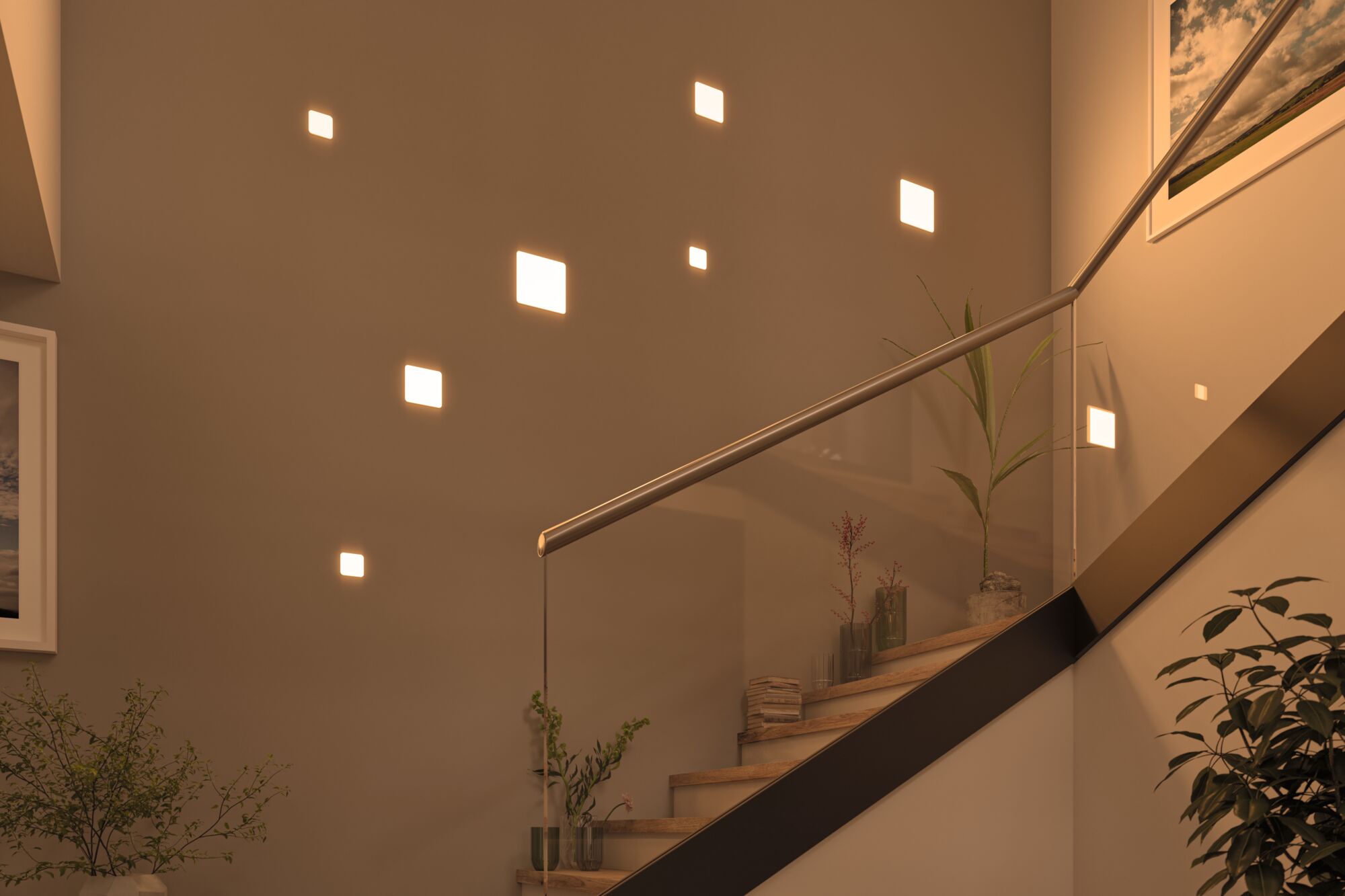 Moderne trapverlichting met warmwitte vierkante LED-wandlampen en glazen balustrade in interieur