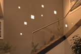 Éclairage moderne d'escalier avec appliques murales LED carrées blanc chaud et garde-corps en verre