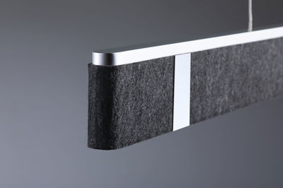 Moderne hanglamp met zwart vilt en zilverkleurig aluminium frame voor stijlvolle verlichting