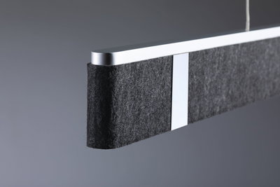 Moderne hanglamp met zwart vilt en zilverkleurig aluminium frame voor stijlvolle verlichting