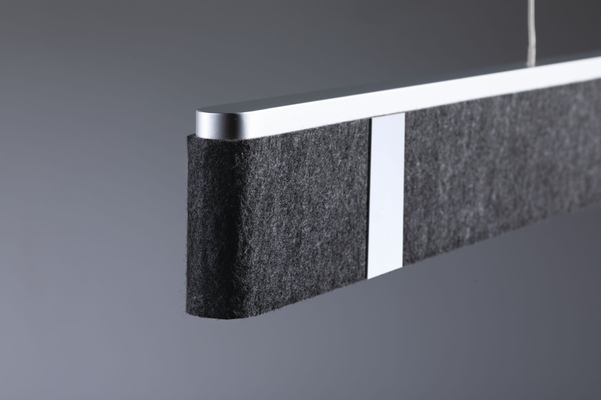 Moderne hanglamp met zwart vilt en zilverkleurig aluminium frame voor stijlvolle verlichting