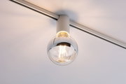 Spot plafond moderne avec globe en verre transparent et boîtier métallique blanc pour intérieur.