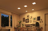 Wohnzimmer mit warmweißen quadratischen LED-Deckenleuchten und moderner Einrichtung in Beige und Holz.