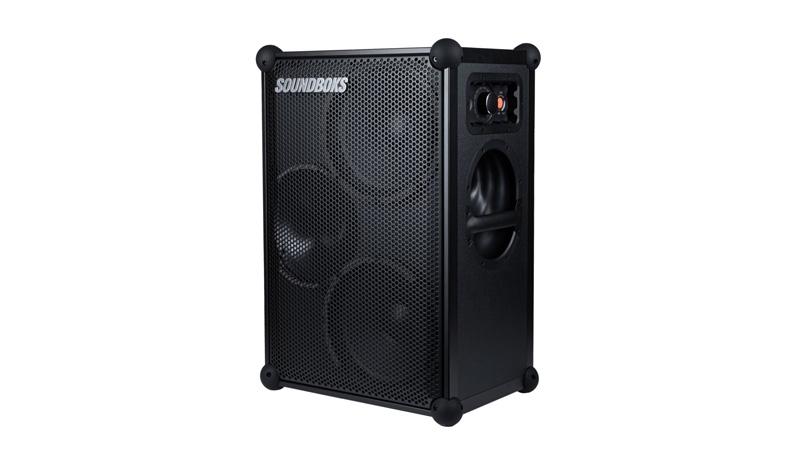 Haut-parleur Soundboks noir pour extérieur avec grille métallique robuste et poignées portables.