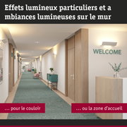 Couloir moderne avec murs blancs, détails en bois et appliques murales blanc chaud pour ambiance lumineuse